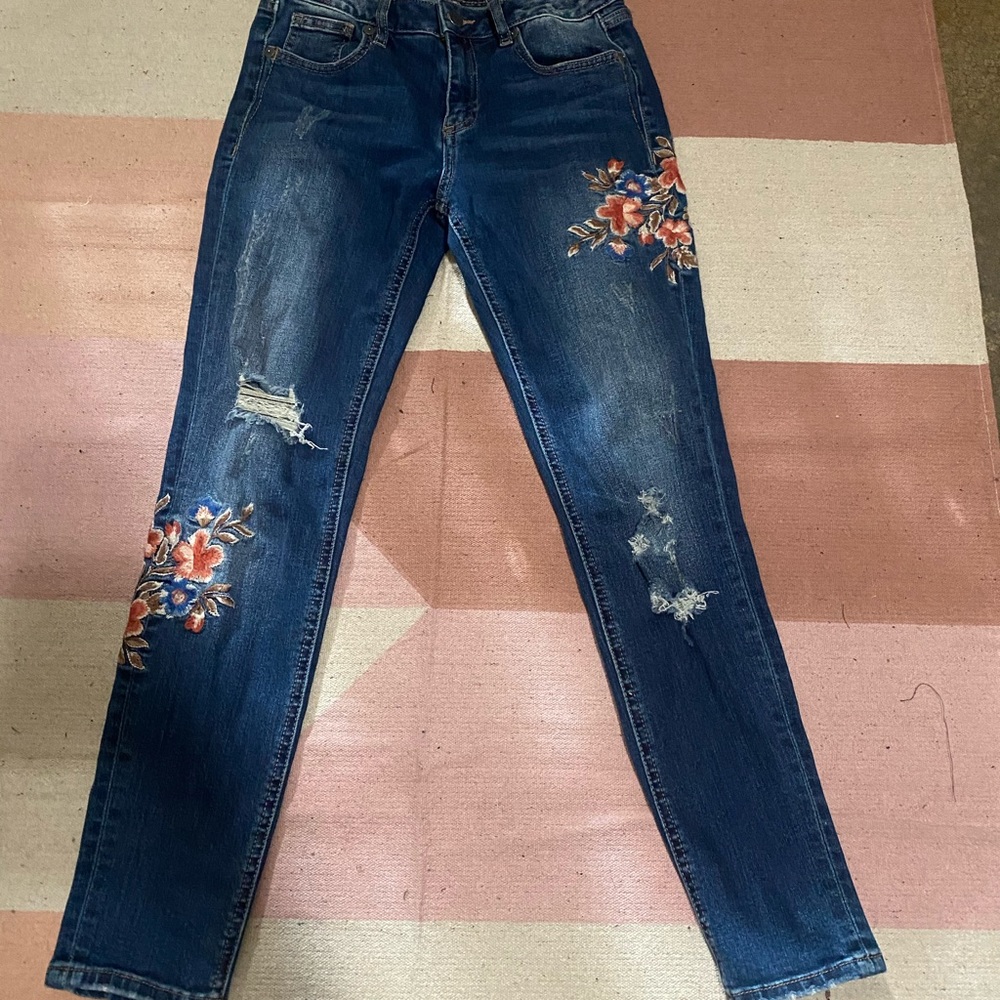 Miss Me skinny floral jeans 🌸